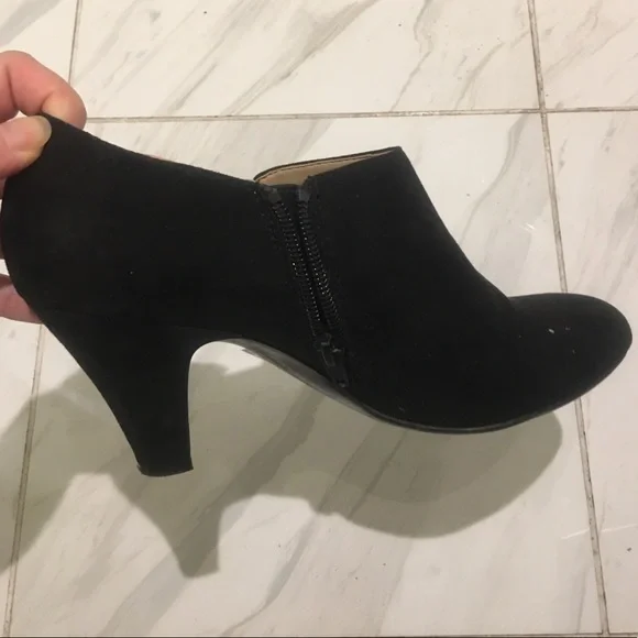 Naturalizer black suede bootie - Size 7 - Picture 3 of 5